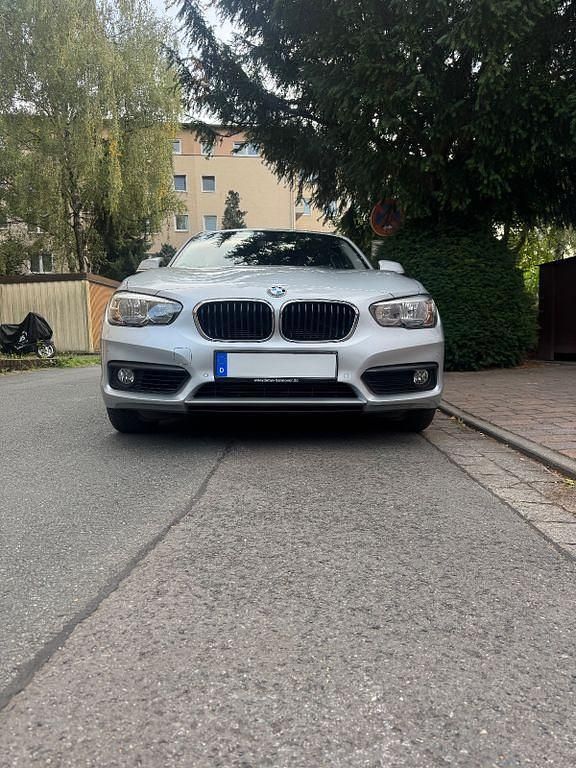 Silber Gebraucht 2018 BMW 118 Kleinwagen | 16.000 € (Fairer Preis) - Bild 1/4