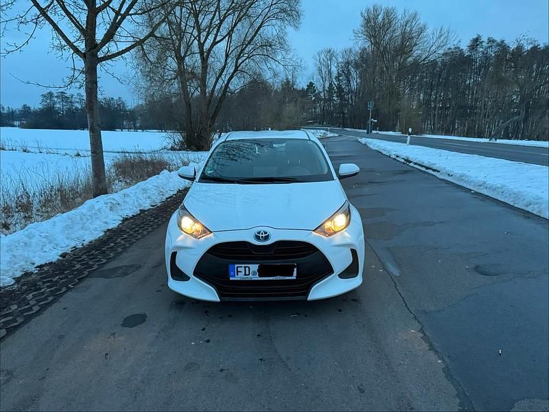 Gebraucht Toyota Yaris Hybrid 116 PS (85 kW) 2022 Weiß Limousine