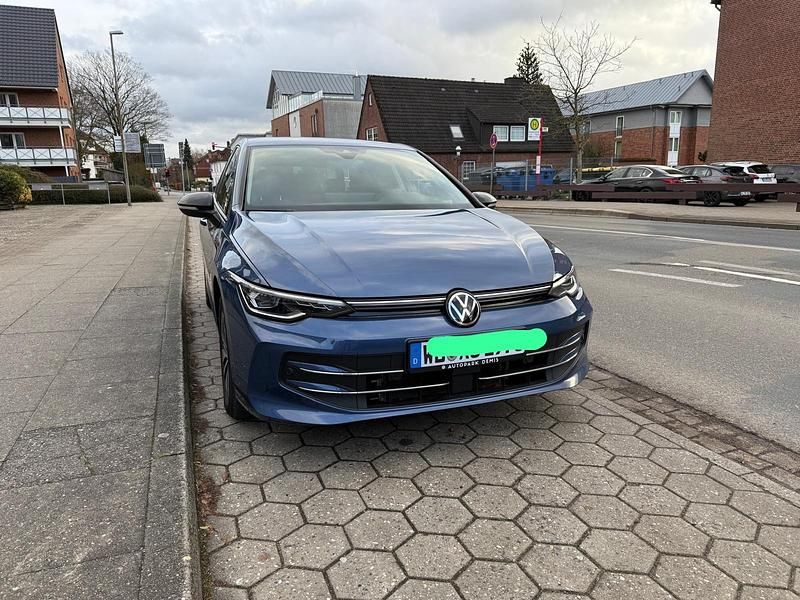 Blau Gebraucht 2024 VW Golf VIII Edition Kleinwagen | 26.990 € (Guter Preis) - Bild 1/4
