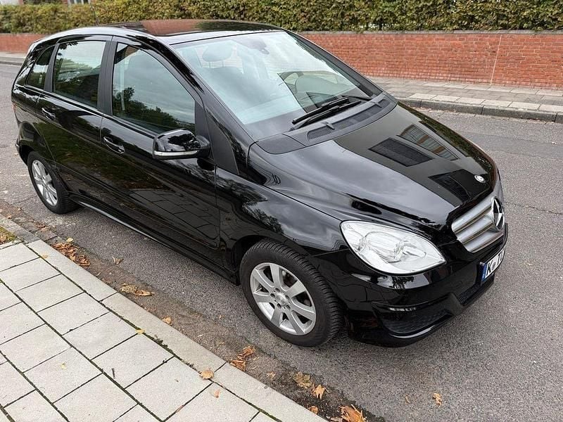 Gebraucht Mercedes B180 116 PS (85 kW) 2010 Schwarz Van / Kleinbus