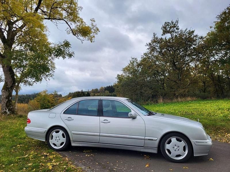 Silber Gebraucht 2000 Mercedes E200 Avantgarde Limousine | 2.250 € (Guter Preis) - Bild 1/4