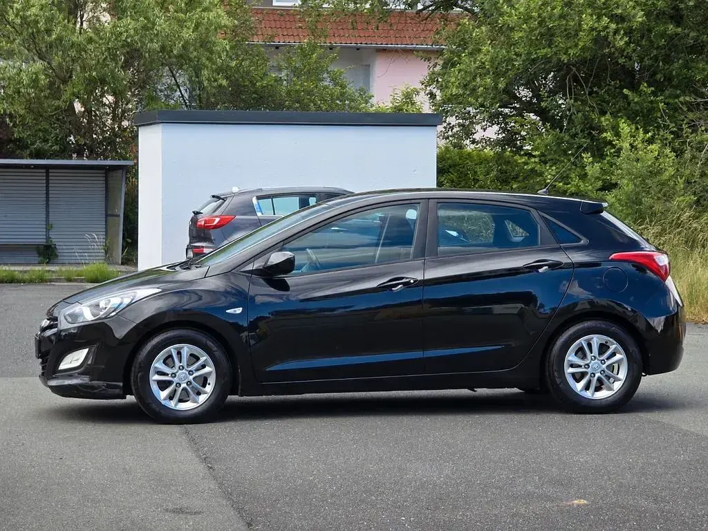 Gebraucht Hyundai i30 Edition 99 PS (72 kW) 2013 Schwarz Limousine