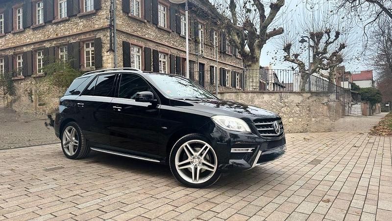 Schwarz Gebraucht 2012 Mercedes ML350 AMG SUV | 22.222 € (Fairer Preis) - Bild 1/4