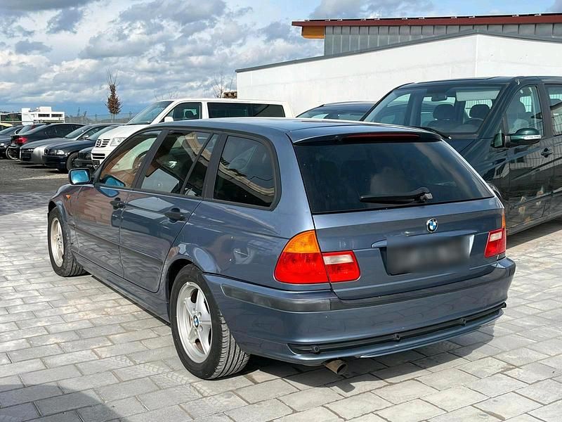 Gebraucht BMW 318 143 PS (105 kW) 2003 Blau Kombi