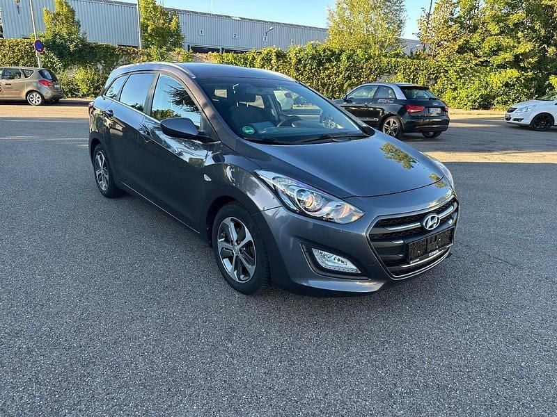 Grau Gebraucht 2016 Hyundai i30 YES! Silver Kombi | 7.799 € (Guter Preis) - Bild 1/4