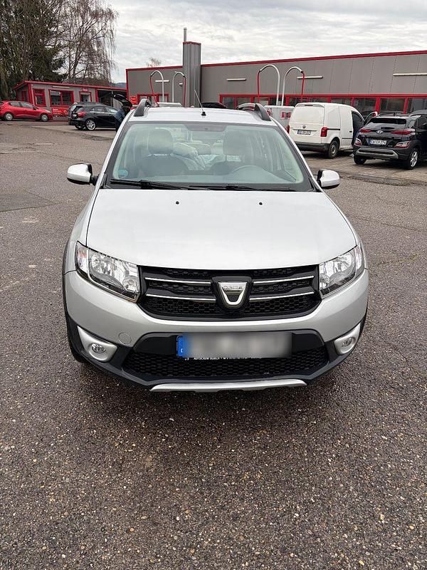 Silber Gebraucht 2017 Dacia Sandero Lauréate Limousine | 7.000 € (Guter Preis) - Bild 1/4