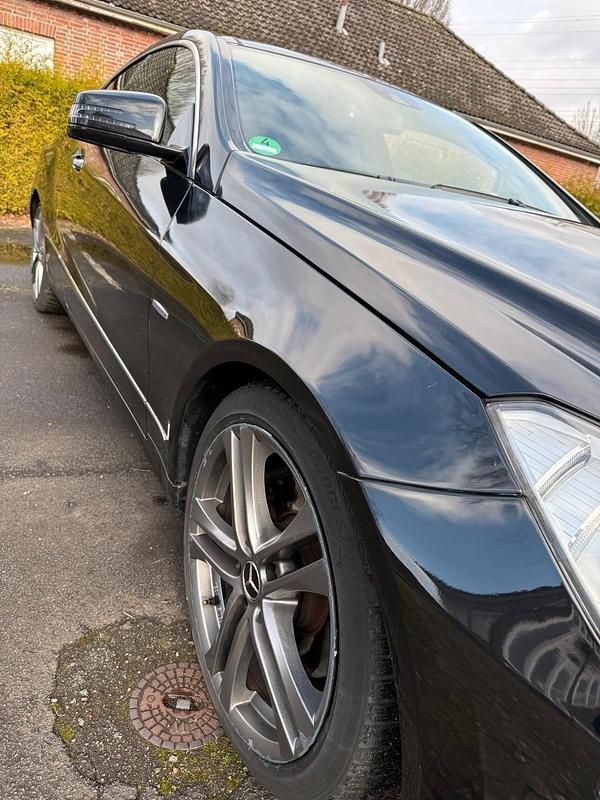 Gebraucht Mercedes E350 Avantgarde 231 PS (169 kW) 2010 Schwarz Coupé