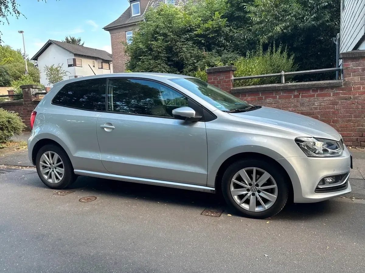 Gebraucht VW Polo 90 PS (66 kW) 2015 Silber Limousine