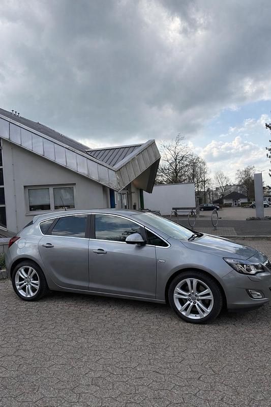Gebraucht Opel Astra 140 PS (102 kW) 2011 Silber Limousine