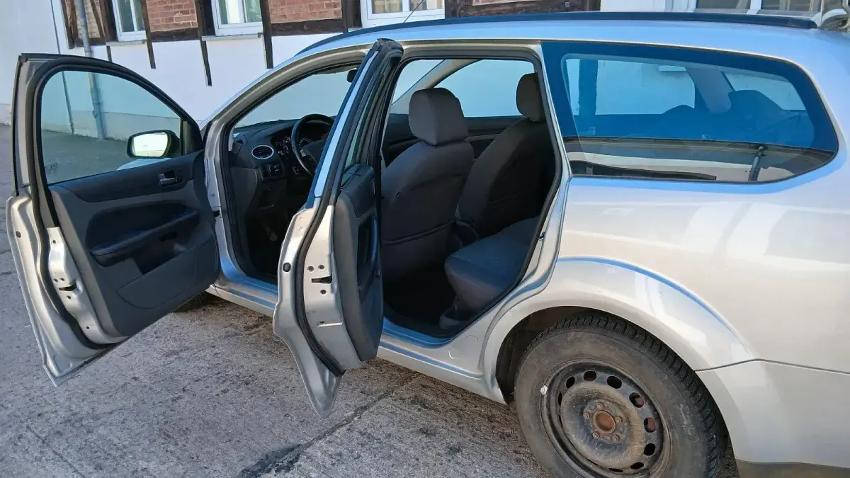 Gebraucht Ford Focus 101 PS (74 kW) 2005 Grau Kombi