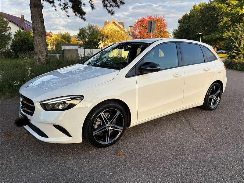 Weiß Gebraucht 2020 Mercedes B250 Night Van / Kleinbus | 24.890 € (Fairer Preis) - Bild 1/4