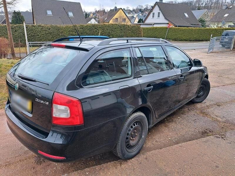 Gebraucht Skoda Octavia 105 PS (77 kW) 2011 Schwarz Kombi