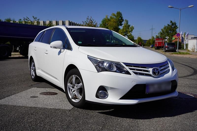 Weiß Gebraucht 2014 Toyota Avensis Kombi | 11.000 € (Etwas zu teuer) - Bild 1/4
