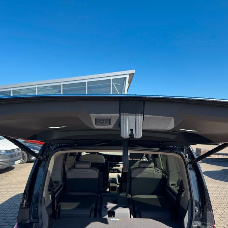 Second-hand VW Multivan Style 150 CP (110 kW) 2023 Negru Monovolum