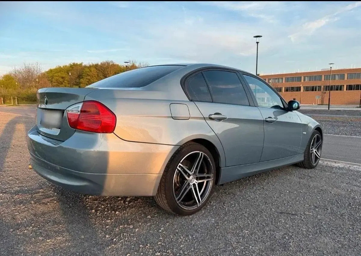 Gebraucht BMW 318 129 PS (94 kW) 2007 Grau Limousine
