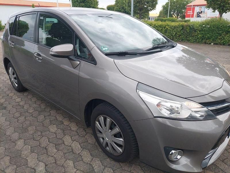 Silber Gebraucht 2014 Toyota Verso Comfort Van / Kleinbus | 5.490 € - Bild 1/4