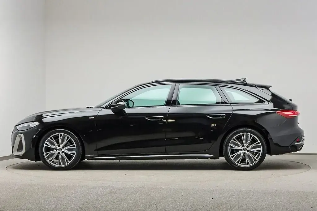 Gebraucht Audi A5 Ambiente 204 PS (150 kW) 2025 Mythosschwarz metallic Kombi