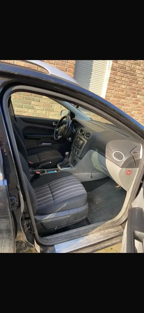 Używany Ford Focus 101 KM (74 kW) 2009 Czarny Kombi