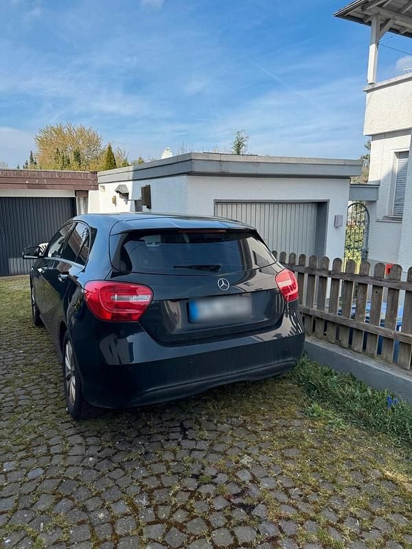 Gebraucht Mercedes A180 109 PS (80 kW) 2014 Schwarz Kleinwagen