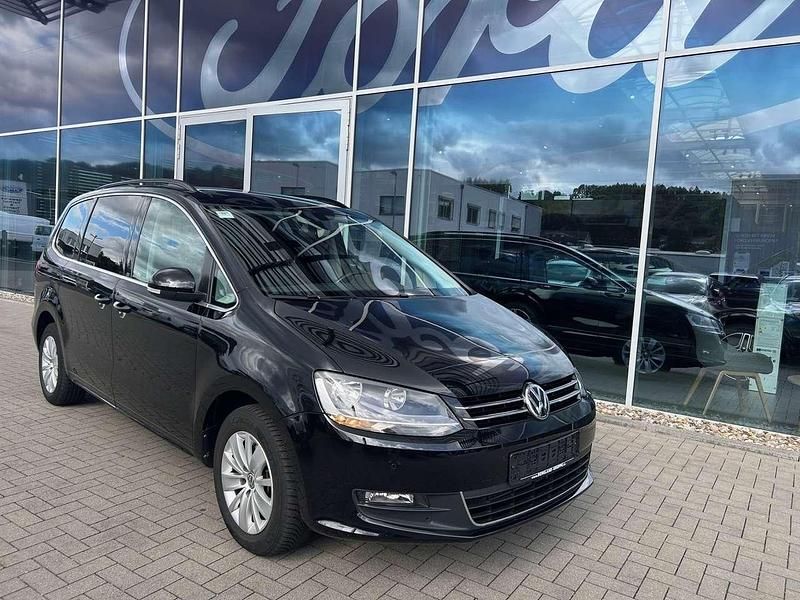 Deep black perleffekt schwarz Gebraucht 2022 VW Sharan Comfortline Van / Kleinbus | 28.990 € (Fairer Preis) - Bild 1/4