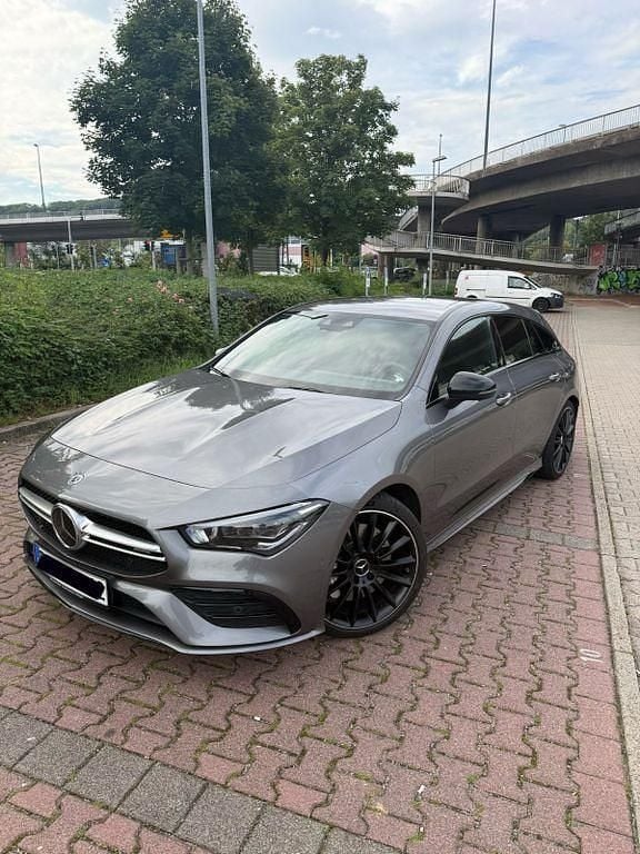 Grau Gebraucht 2022 Mercedes CLA35 AMG Shooting Brake AMG Kombi | 43.500 € (Fairer Preis) - Bild 1/4