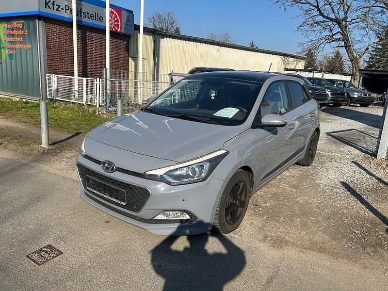 Gebraucht Hyundai i20 Style 101 PS (74 kW) 2016 Grau Limousine