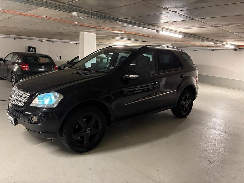 Schwarz Gebraucht 2006 Mercedes 320 SUV | 10.000 € - Bild 1/4