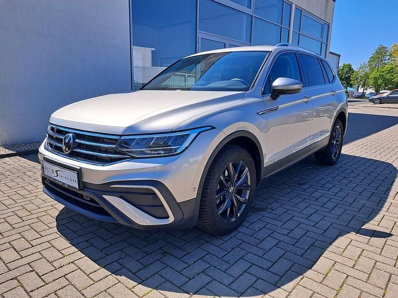 Silber Gebraucht 2024 VW Tiguan Allspace Move SUV | 41.680 € (Fairer Preis) - Bild 1/4