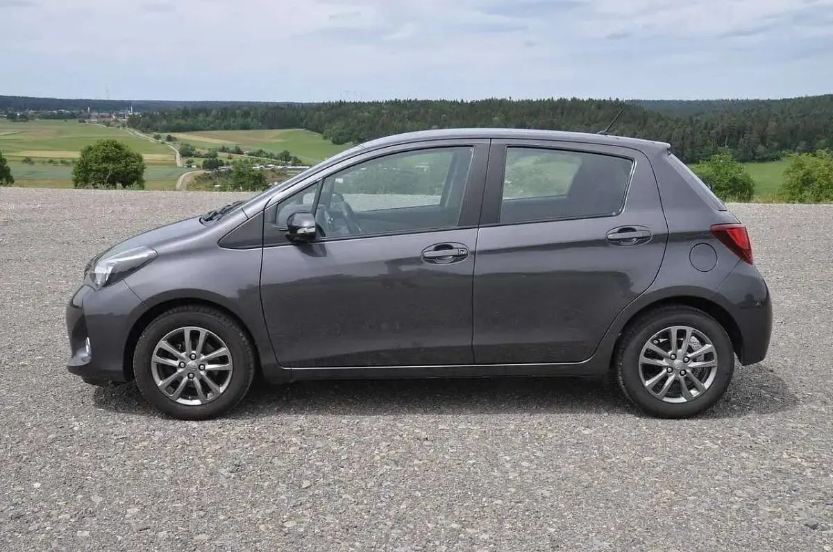 Gebraucht Toyota Yaris Comfort 99 PS (72 kW) 2015 Grau Limousine