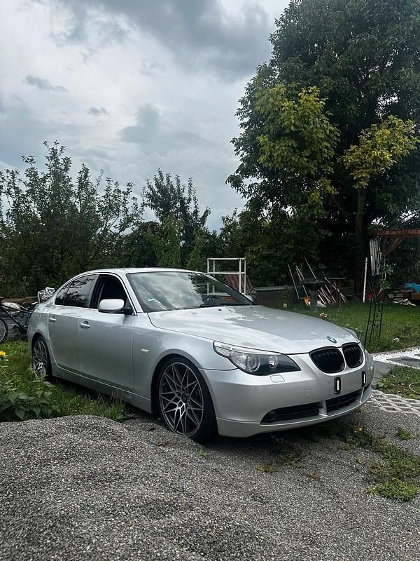 Silber Gebraucht 2003 BMW 520 Limousine | 1.900 € (Superpreis) - Bild 1/4