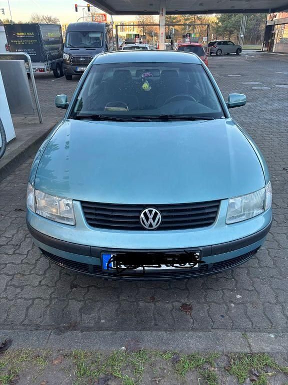 Blau Gebraucht 1999 VW Passat Basis Limousine | 1.400 € (Fairer Preis) - Bild 1/4