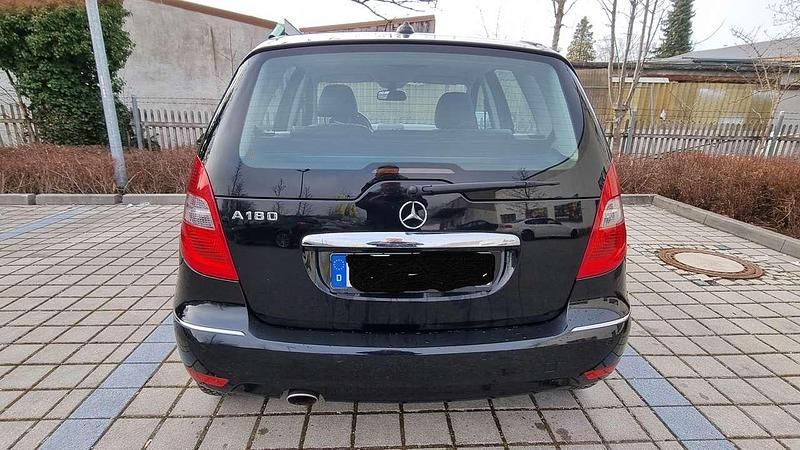 Gebraucht Mercedes A180 Elegance 116 PS (85 kW) 2011 Schwarz Kleinwagen