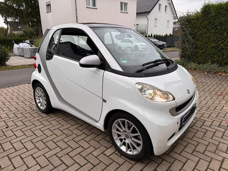 Weiß Gebraucht 2010 Smart ForTwo Coupé Coupé | 4.750 € (Etwas zu teuer) - Bild 1/4