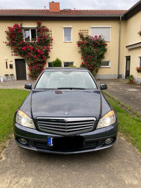 Grau Gebraucht 2009 Mercedes C180 Limousine | 8.200 € (Fairer Preis) - Bild 1/4