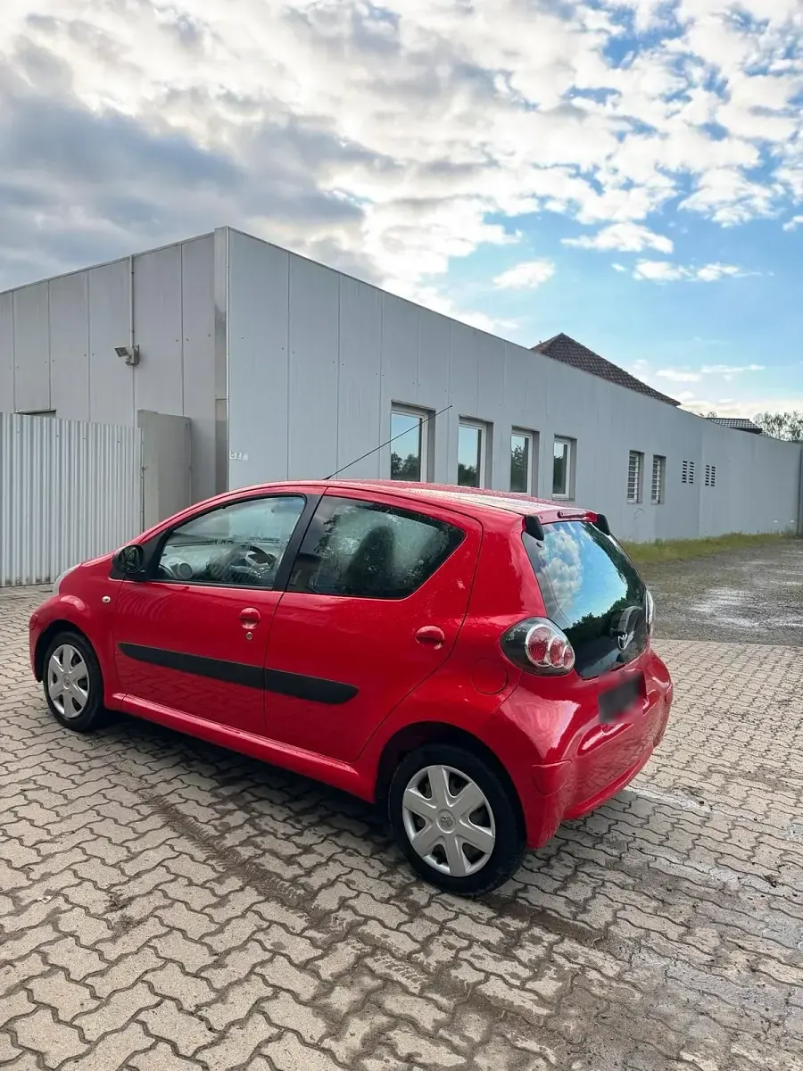 Gebraucht Toyota Aygo 67 PS (49 kW) 2009 Rot Kleinwagen