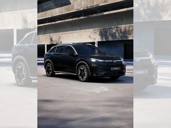 Schwarz (grenadillschwarz metallic) Neu 2025 VW T-Roc R-line SUV | 39.235 € - Bild 1/4