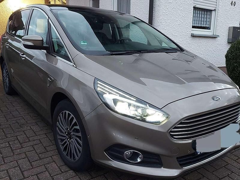 Grau Gebraucht 2019 Ford S-MAX Titanium Van / Kleinbus | 29.500 € (Etwas zu teuer) - Bild 1/4