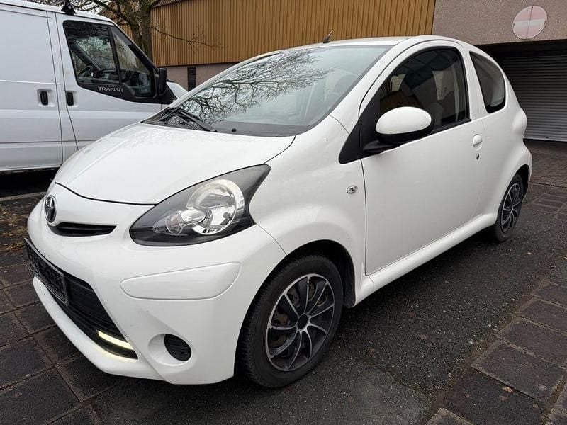 Weiß Gebraucht 2013 Toyota Aygo Cool Kleinwagen | 3.990 € (Guter Preis) - Bild 1/4