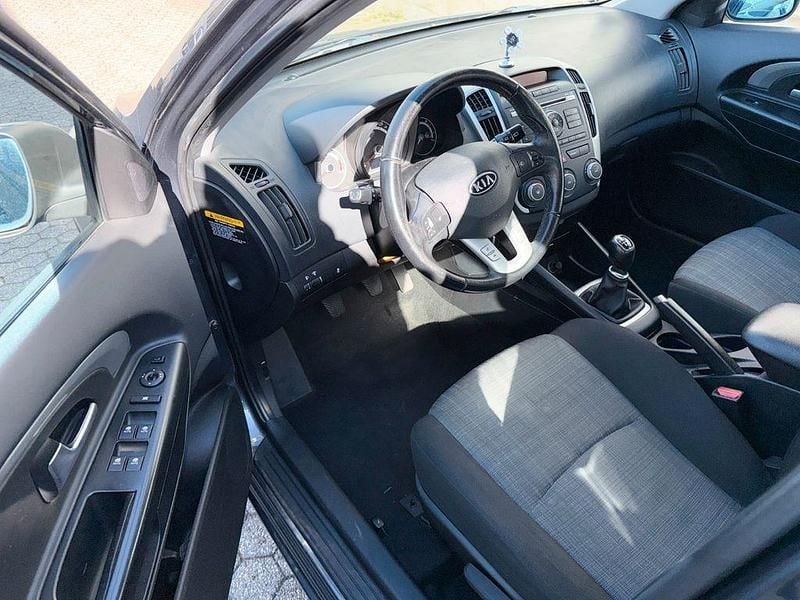 Gebraucht Kia Ceed Spirit 90 PS (66 kW) 2010 Grau Kleinwagen