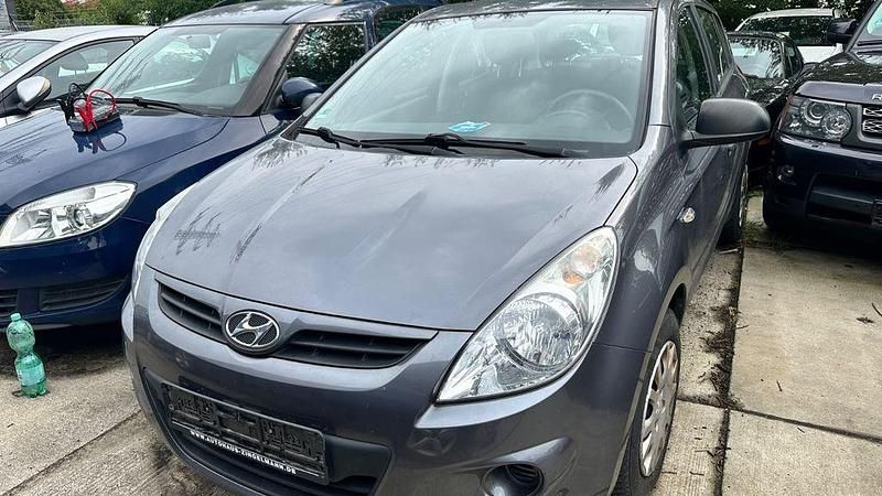 Grau Gebraucht 2012 Hyundai i20 Classic Limousine | 2.500 € (Superpreis) - Bild 1/4