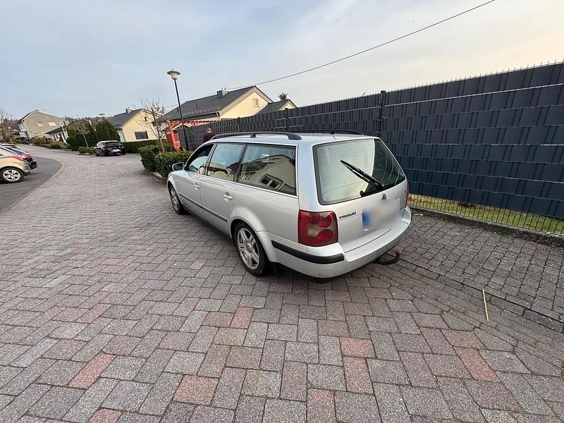 Gebraucht VW Passat 110 PS (80 kW) 2001 Grau Kombi