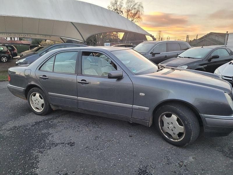 Grau Gebraucht 1998 Mercedes E280 Elegance Limousine | 1.990 € (Guter Preis) - Bild 1/4