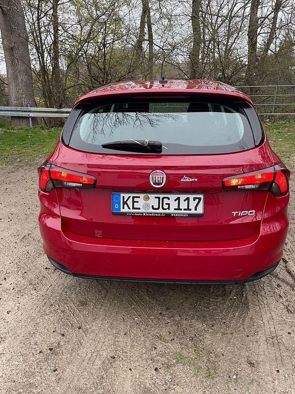 Usado Fiat Tipo 95 CV (69 kW) 2019 Rojo Familiar