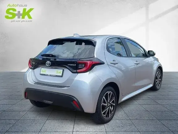 Gebraucht Toyota Yaris Basis 116 PS (85 kW) 2023 Shimmering silver metallic Kleinwagen