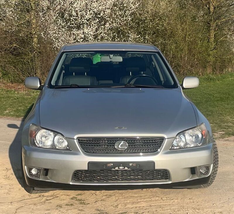 Silber Gebraucht 2005 Lexus IS200 Limousine | 6.599 € (Fairer Preis) - Bild 1/4