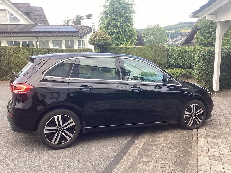Gebraucht Mercedes B180 Progressive 116 PS (85 kW) 2020 Schwarz Van / Kleinbus