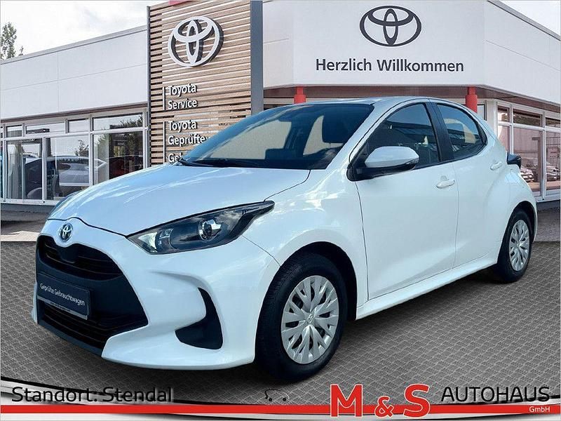 Schneeweiß Gebraucht 2021 Toyota Yaris Hybrid Comfort Limousine | 16.940 € (Superpreis) - Bild 1/4
