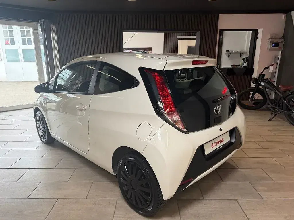 Gebraucht Toyota Aygo X-play 69 PS (50 kW) 2015 Weiß Kleinwagen