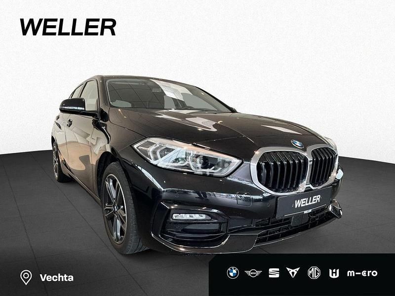 Black sapphire (schwarz) Gebraucht 2021 BMW 116 Comfort Edition Kleinwagen | 19.890 € (Fairer Preis) - Bild 1/4