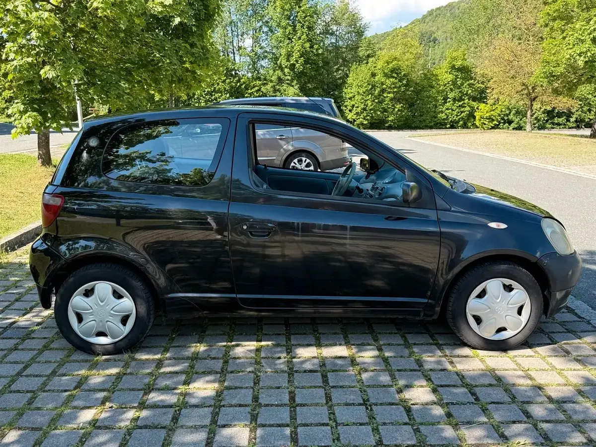 Gebraucht Toyota Yaris 68 PS (50 kW) 2001 Schwarz Kleinwagen